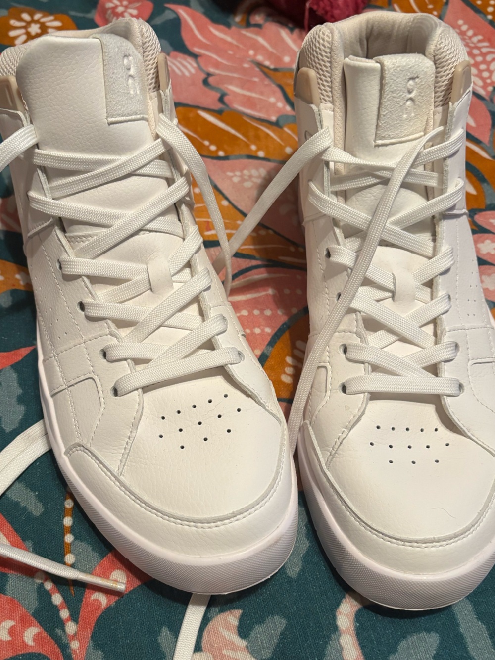 On Running Women’s River Clubhouse Mid Sneakers in White - Picture 6 of 7